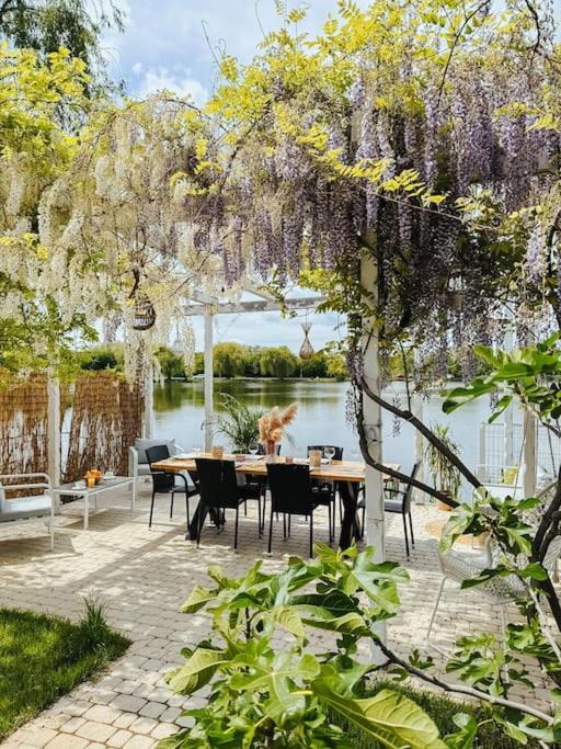 Therme - Corbeanca By The Lake Luxury Villa Buitenkant foto